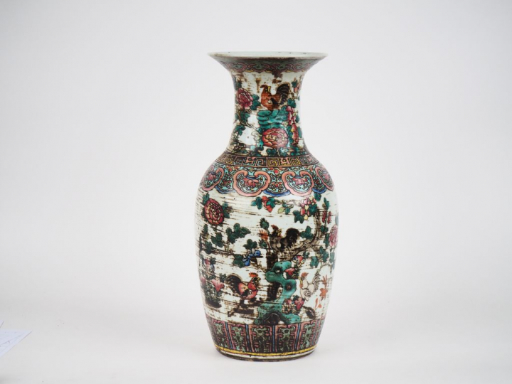 Chine, vers 1920.  Vase en porcelaine à décor polychrome de coqs.  (ra