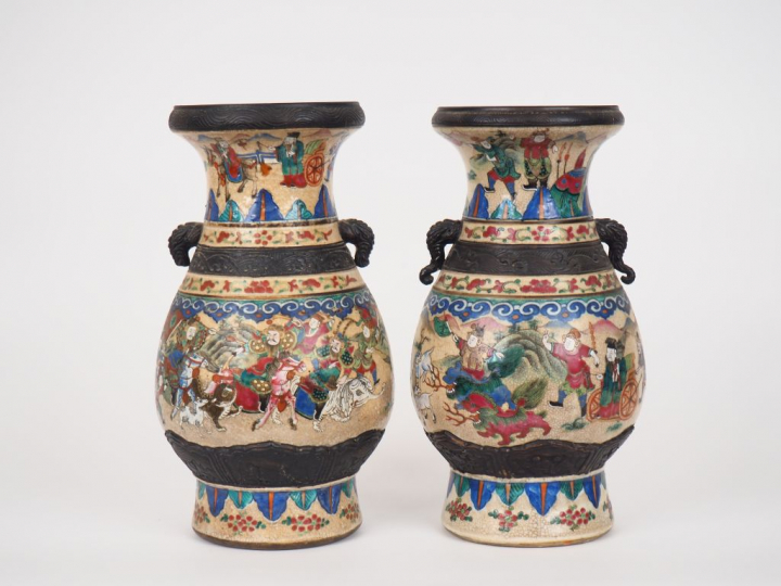 Nankin, fin du XIXe siècle,  Paire de vases de forme balustre, sur pet