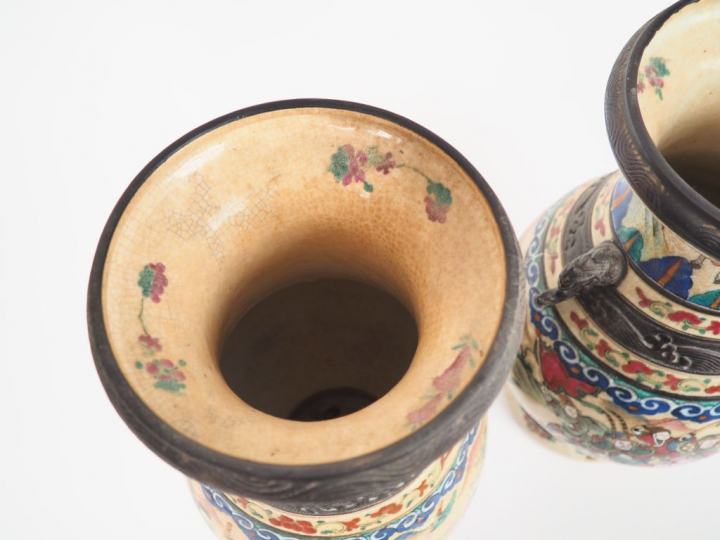 Nankin, fin du XIXe siècle,  Paire de vases de forme balustre, sur pet