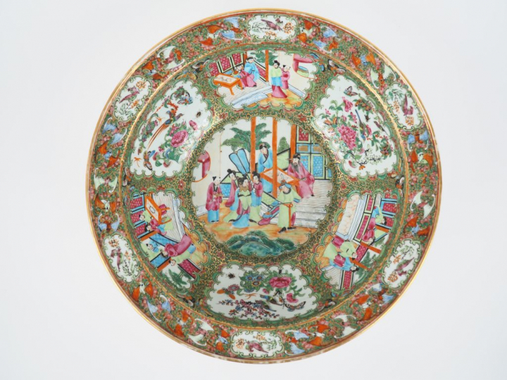 Canton, fin XIXe siècle,  Bassin en porcelaine et émaux de la famille 