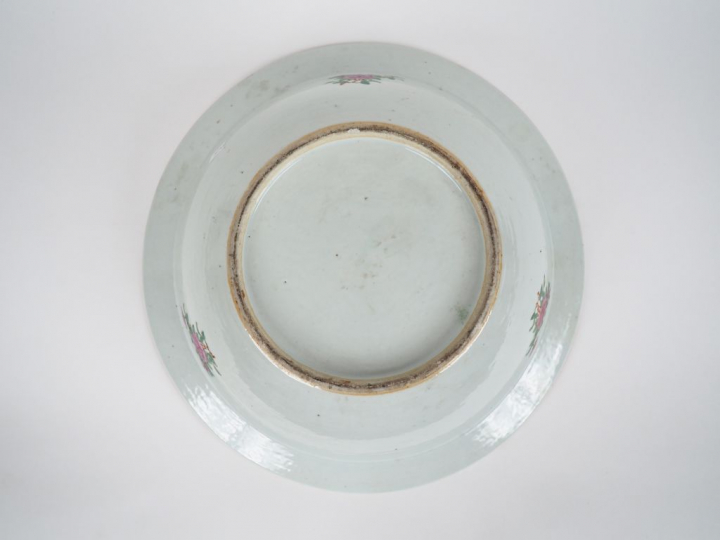Canton, fin XIXe siècle,  Bassin en porcelaine et émaux de la famille 