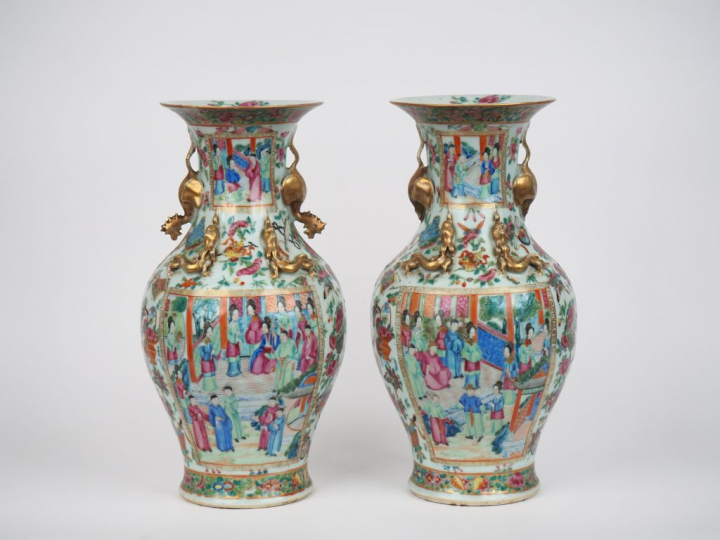 Canton, fin XIXe siècle,  Paire de vases de forme balustre en porcelai