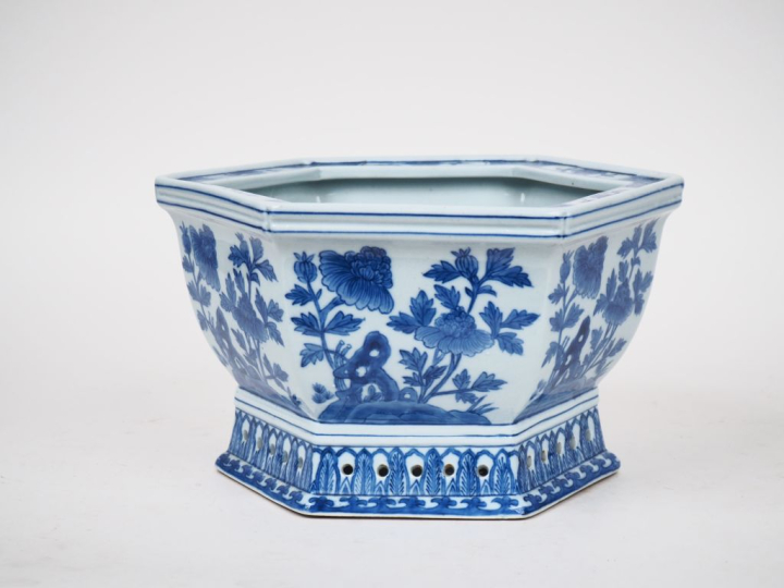 Chine XXème.  Jardinière hexagonale en porcelaine à décor floral en bl