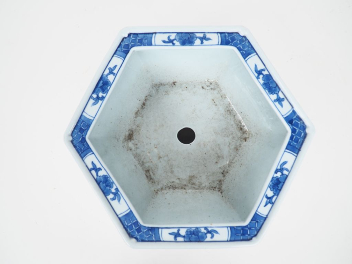 Chine XXème.  Jardinière hexagonale en porcelaine à décor floral en bl