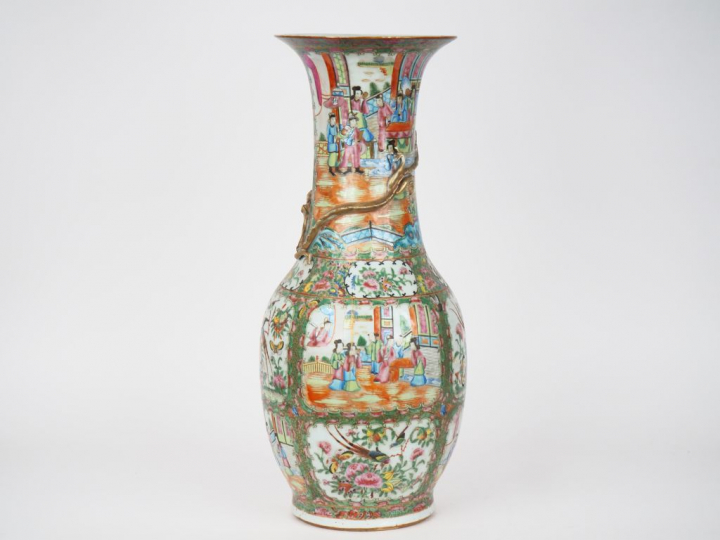 Canton fin XIXe siècle,  Grand vase balustre à long col évasé, en porc