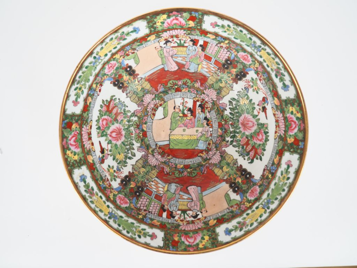 Canton,moderne Importante coupe en porcelaine de Canton à décor de per