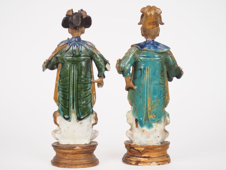 Vietnam, vers 1900.  Deux statuettes en terre cuite émaillée brun, ble