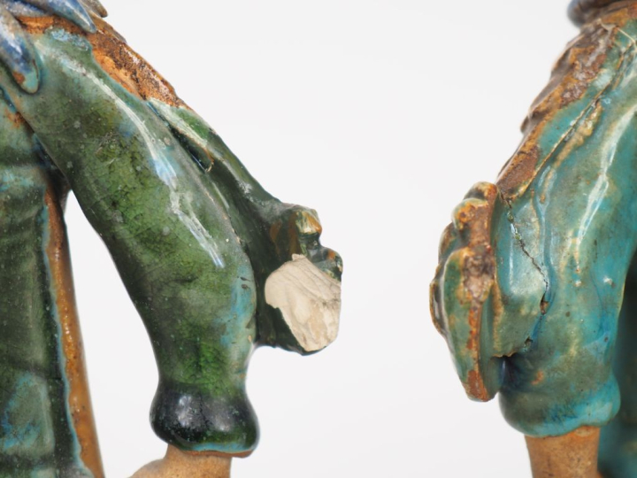 Vietnam, vers 1900.  Deux statuettes en terre cuite émaillée brun, ble