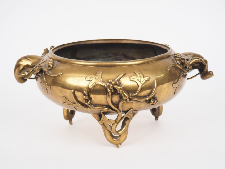 Vietnam, vers 1920  Brûle encens tripode en bronze doré à décor en rel