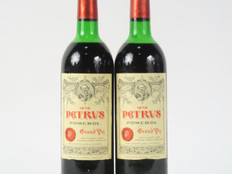 Vente aux enchères 2 BOUTEILLES CHÂTEAU PETRUS POMEROL - 1978 - HEP/1 CAPS CORRODÉE