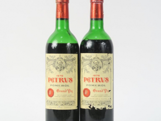 Vente aux enchères 2 BOUTEILLES CHÂTEAU PETRUS POMEROL - 1978 - BEP/1 EA/1 CAPS AB et COR