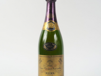 Vente aux enchères 1 BOUTEILLE CHAMPAGNE VEUVE CLICQUOT PONSARDIN 'CARTE OR' - 1975