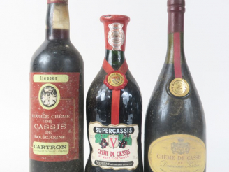 Vente aux enchères 3 BOUTEILLES CRÈME DE CASSIS : 1 SUPERCASSIS VEDRENE - 1 DOMAINE KRITE
