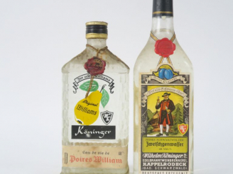 Vente aux enchères 2 BOUTEILLES KÖNINGER : 1 EAU DE VIE DE POIRE WILLIAM 40° - 1 QUESTCH 