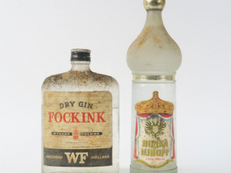 Vente aux enchères 2 VIEILLES BOUTEILLES : 1 GIN FOCKINK BS - 1 VODKA LUBOFF BS