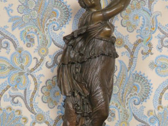 Vente aux enchères CLESINGER.  "Danseuse au tambourin".  Bronze XIXème à patine brune Sig