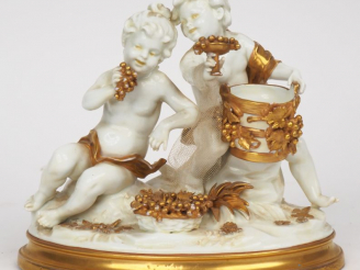 Vente aux enchères Groupe XIXème en porcelaine blanche et dorée à décor d'amours vendange