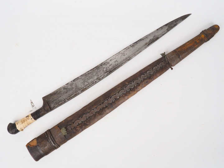 Long Kard (Afganistan ?) 600 mm de long. Lame droite à dos plat élargi