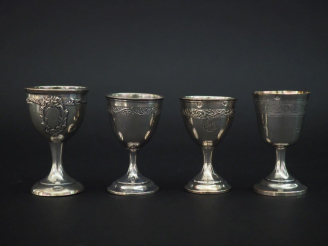 Vente aux enchères Ensemble comprenant :  - un coquetier en argent 925, poinçon Minerve, 