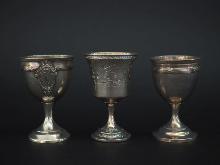 Ensemble comprenant :  - un coquetier de style Louis XVI en argent 925