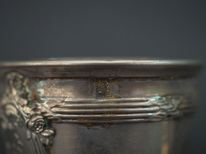 Ensemble comprenant :  - un coquetier de style Louis XVI en argent 925