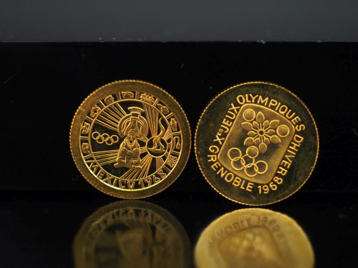 Ensemble comprenant deux médailles commémoratives des Jeux Olymiques d