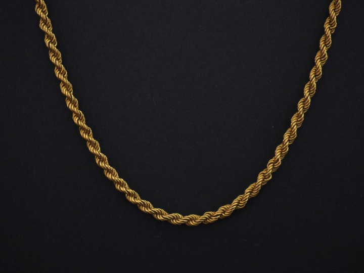 Sautoir en or jaune 750, maille torsadée. Poids. 26,75 g   