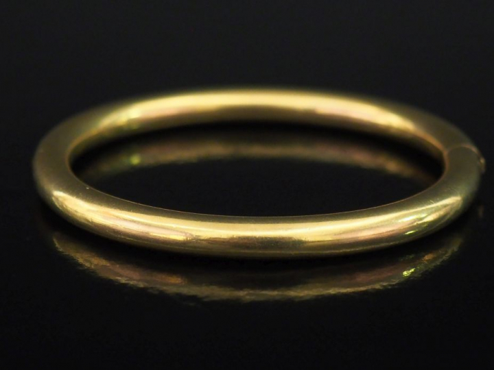 Bracelet jonc de forme ovale en or jaune 750. Fermoir latéral. Dim. in
