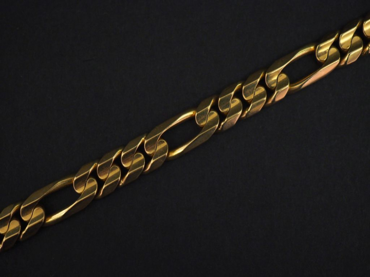 Bracelet gourmette en or jaune 750, maille figaro. Long. 21 cm On y jo