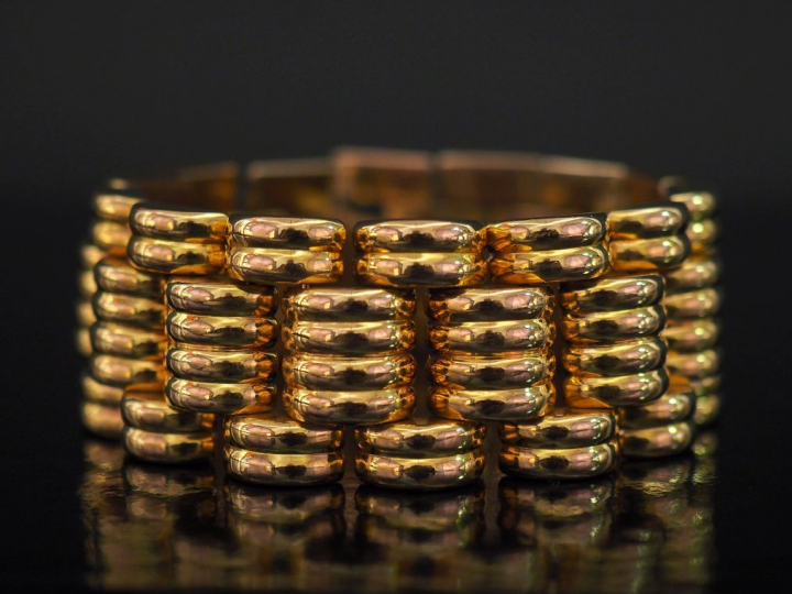Large bracelet manchette articulé de style 1940 en or jaune 750, compo