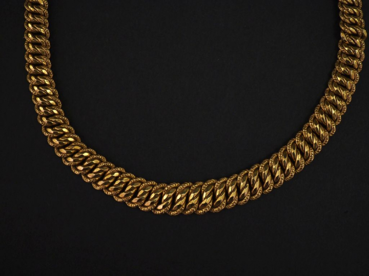 Collier souple en or jaune 750, maille américaine en chute. Long. 42 c