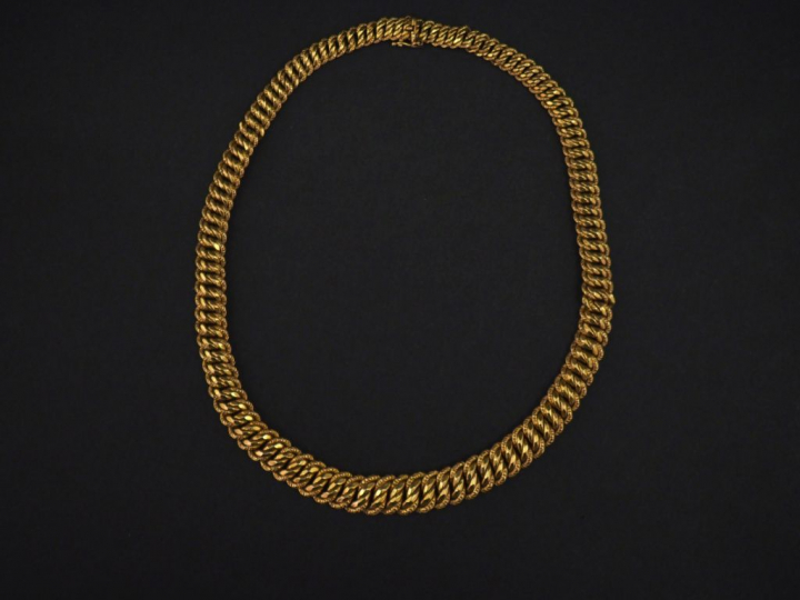 Collier souple en or jaune 750, maille américaine en chute. Long. 42 c