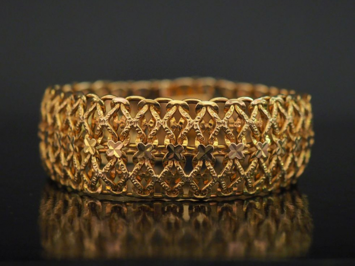 Bracelet manchette en or jaune 750, maille plate tressée et ajourée, à