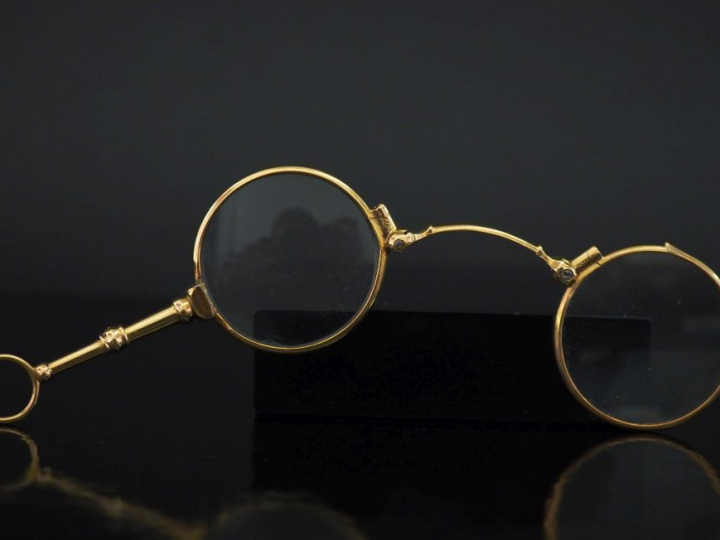 Paire de binocles en or jaune 750.  H. 8 cm Poids tel. 20,45 g  (égren