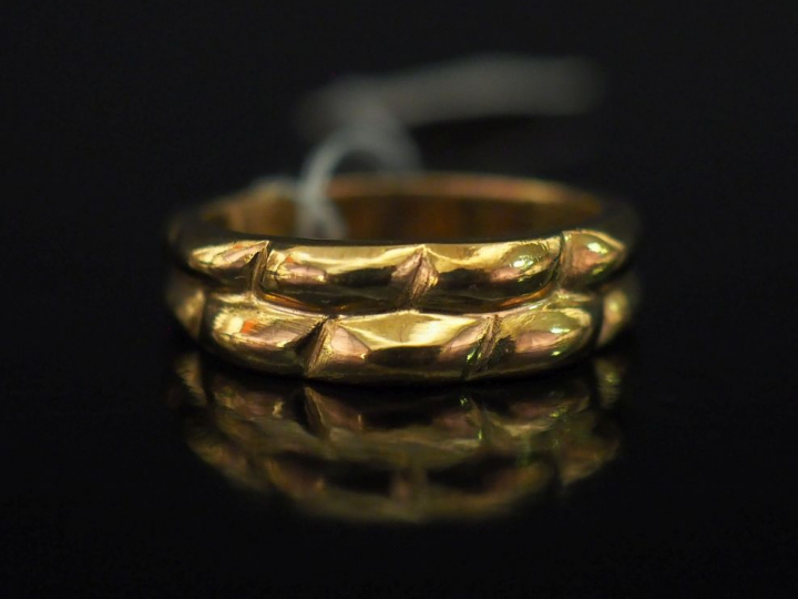 Bague jonc en or jaune 750, à décor stylisé.  TDD. 53 Poids. 6,63 g   