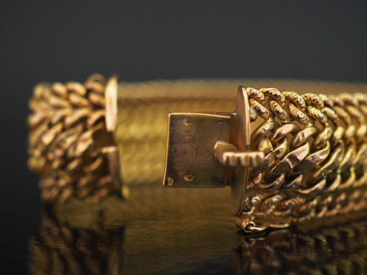 Bracelet souple en or jaune 750, maille plate légèrement bombée et tre
