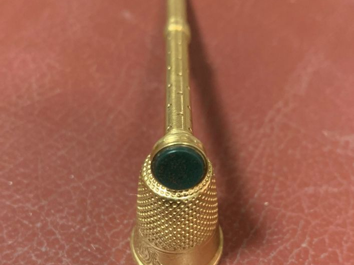 Petit nécessaire à couture en or jaune 750. Comprenant :  - une paire 