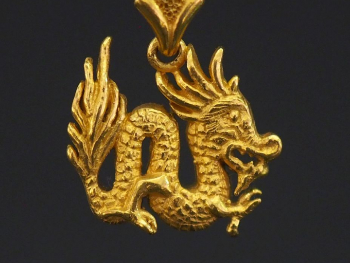 Pendentif de style Extrême-Orient en or jaune 750, en forme de dragon.