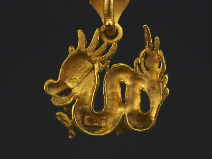 Pendentif de style Extrême-Orient en or jaune 750, en forme de dragon.