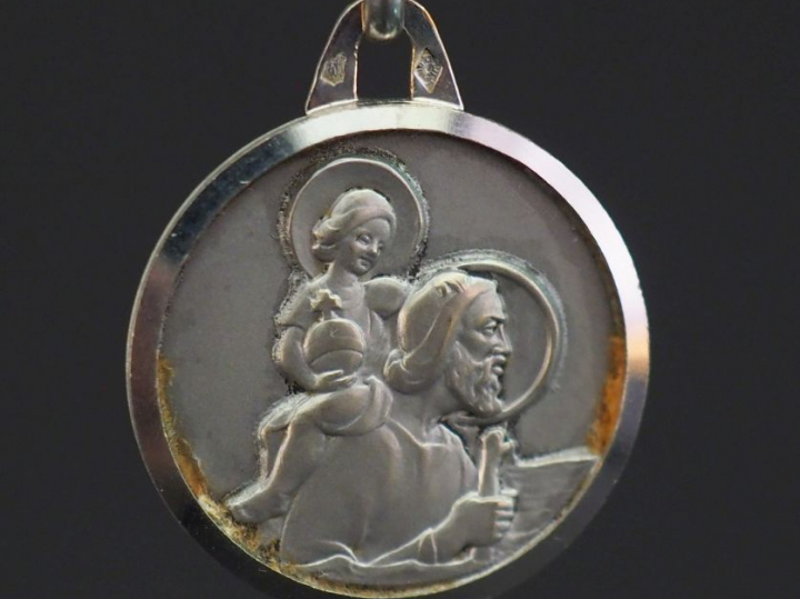 Médaille religieuse en or blanc 750, figurant Saint Christophe portant