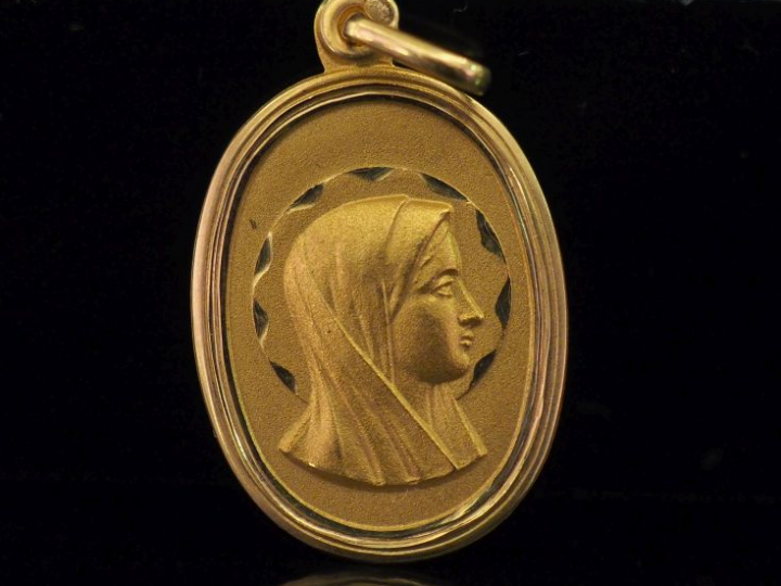 Médaille religieuse de forme ovale en or jaune 750, figuran la Sainte 