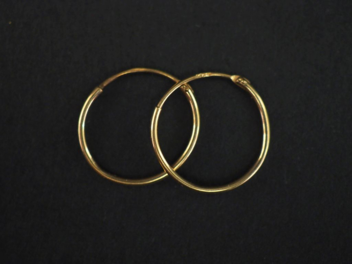 Paire de petites créoles en or jaune 750. Diam. 1,4 cm Poids. 0,30 g  