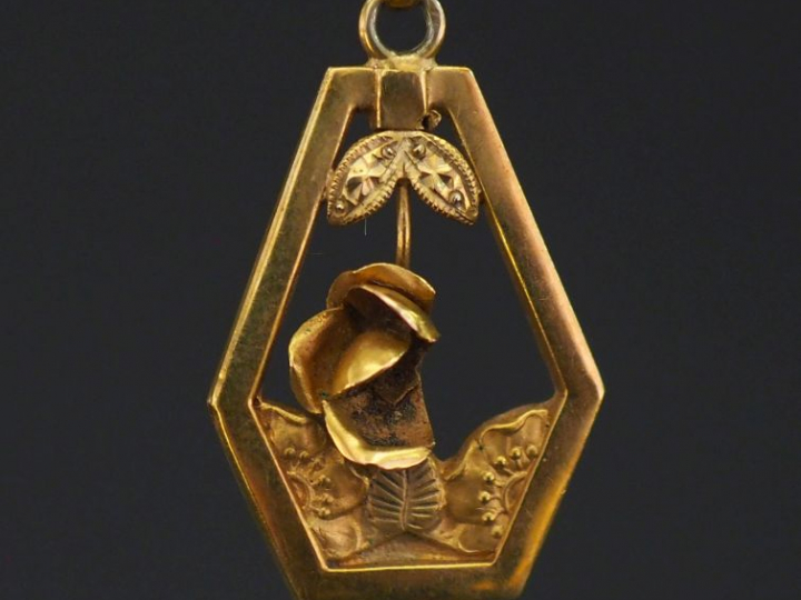 Pendentif ajouré en or jaune 750, à décor en son centre d’une rose.  2