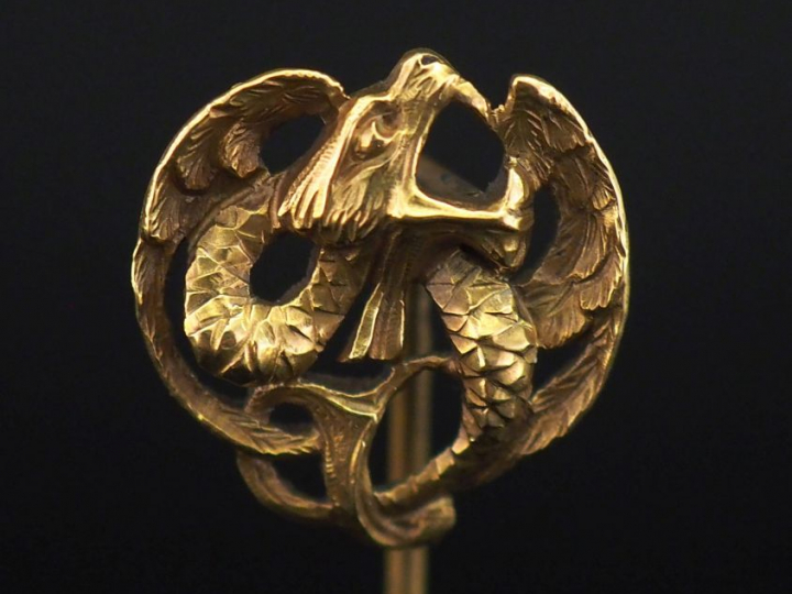 Epingle à cravate en or jaune 750, à décor ajouré d’un aigle.  H. 6,5 