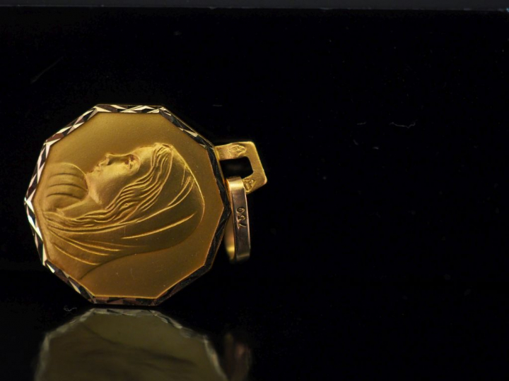 Médaille religieuse en pans coupés en or jaune 750, figurant la Sainte