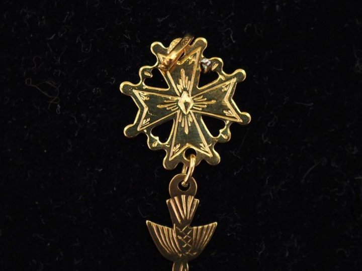 Pendentif Saint Esprit en or jaune 750.  H. 2,7 cm Poids. 0,86 g   