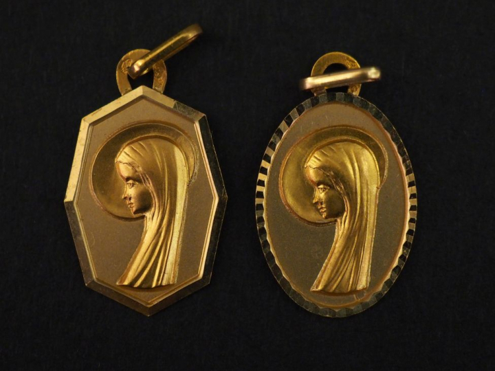 Ensemble comprenant :  - une médaille religieuse de forme ovale en or 