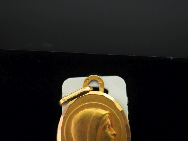 Médaille religieuse de forme ovale en or jaune 750, figurant la Sainte