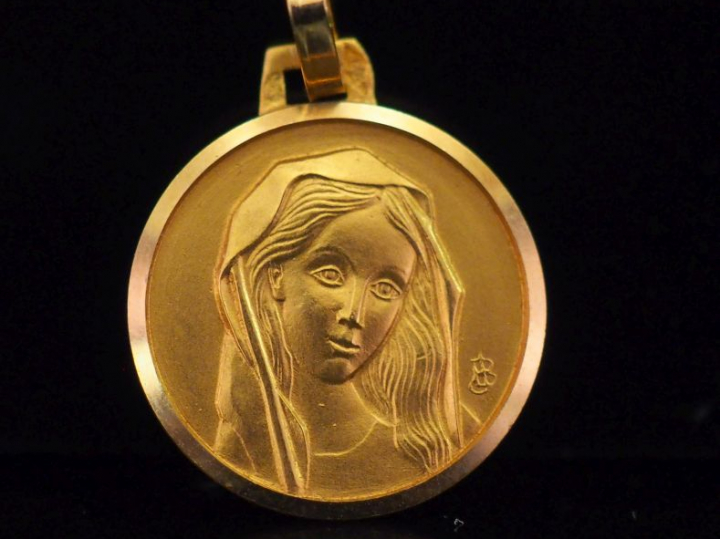 Médaille religieuse en or jaune 750, figurant la Sainte Vierge au foul