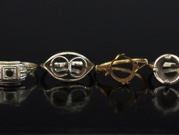 Ensemble comprenant :  - une monture de bague en or blanc 750. TDD. 47